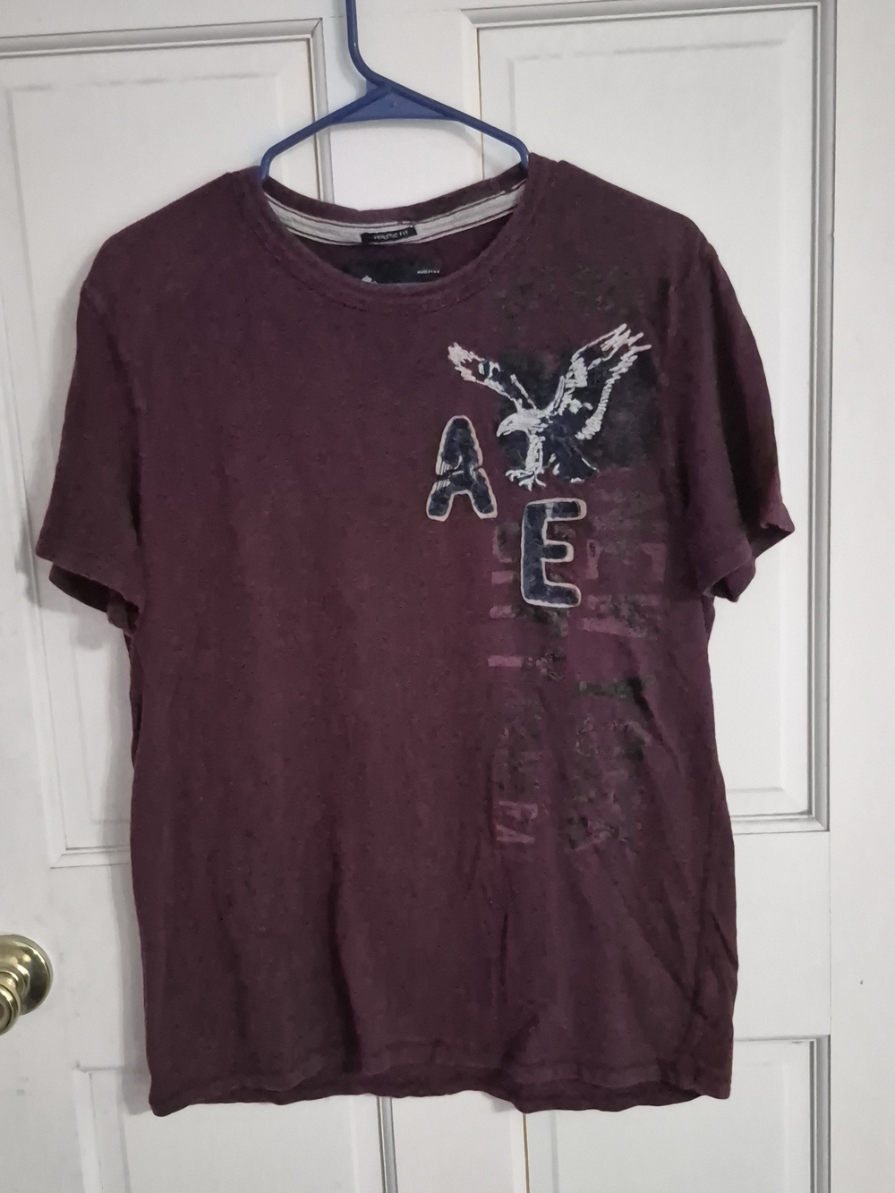 American Eagle Outfitters Maroon Graphic Tee in Men's Medium
